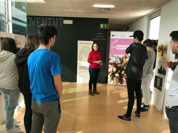 M&aacute;s de 200 j&oacute;venes visitan la exposici&oacute;n &lsquo;No em toques el whatsapp&rsquo;