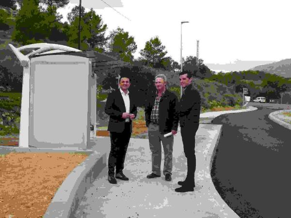 La Nuc&iacute;a &middot; La parada del B&uacute;s Escolar del Tossal  mejora su seguridad vial tras su reforma