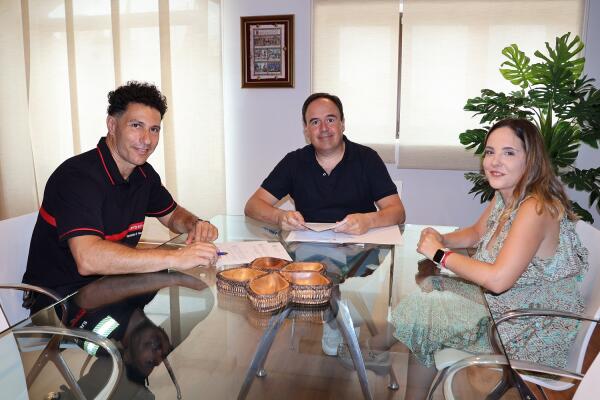 EL CLUB DE BOMBEROS DE BENIDORM, FIRMA, POR PRIMERA VEZ, UN CONVENIO DE COLABORACIÓN CON EL AYUNTAMIENTO DE FINESTRAT