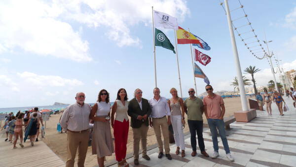 Las banderas ‘Q’ de Calidad, ‘S’ de Sostenibilidad Turística y ‘Safe Tourism’ del ICTES ya ondean en las playas de Benidorm 