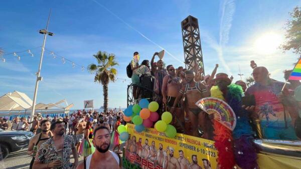 El orgullo LGTBI+ pasea por las grandes avenidas de Benidorm 