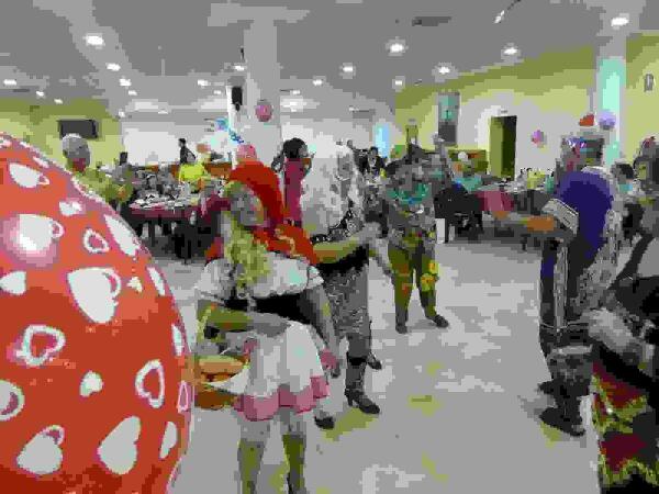 La Nuc&iacute;a &middot; 130 personas participaron en la &ldquo;Fiesta de Carnaval&rdquo; de la Tercera Edad