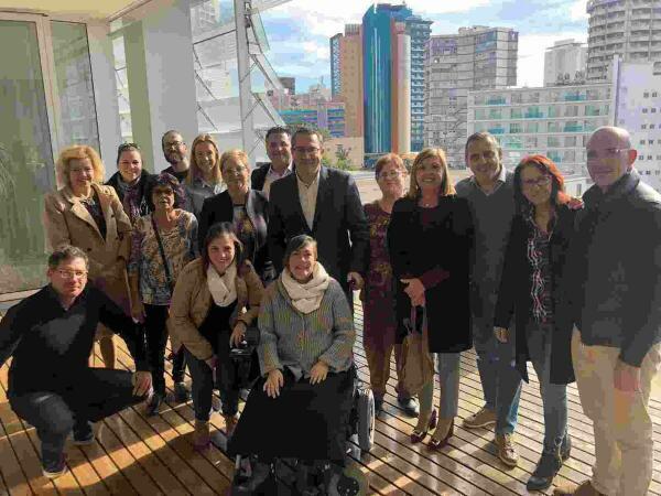  Benidorm despliega un gran lazo para conmemorar el D&iacute;a Internacional de las Personas con Discapacidad