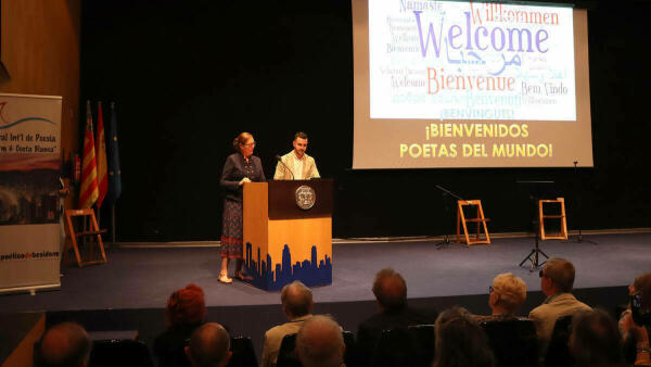 Benidorm inaugura el V Festival Internacional de Poesía, que se celebrará hasta el viernes   