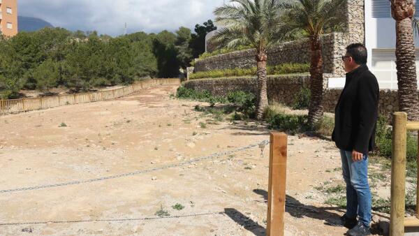 Benidorm incorpora una nueva entrada y un sendero al parque El Moralet por la calle Presidente Adolfo Su&aacute;rez  