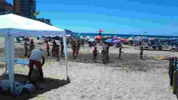 La Cala de Finestrat celebra tres d&iacute;as semanales de actividades infantiles gratuitas en la playa 