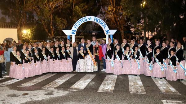‘Fadrins’ y vecinos de l’Horta sortean la lluvia para celebrar el día grande de la Festa del Roser