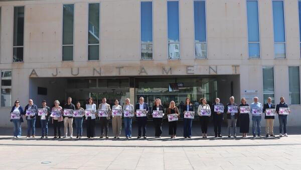 Minuto de silencio en Benidorm para condenar el asesinato machista de una mujer en C&oacute;rdoba 
