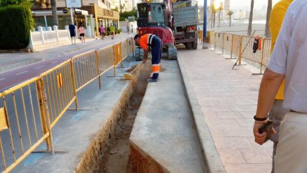 Benidorm renueva la canalización del alumbrado público y los servicios municipales en la playa de Poniente