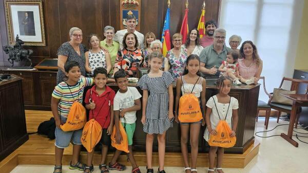  El Alcalde Marcos Zaragoza recibe a los niños y niñas saharauis que están pasando las vacaciones de verano en municipios de la provincia