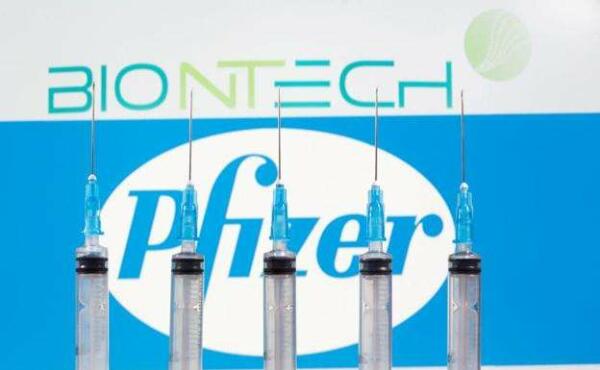 Pfizer presiona: una tercera dosis de su vacuna «neutralizaría» a Delta 