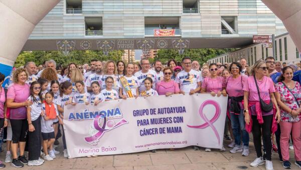 Más blanca que nunca, la ‘marea rosa’ de Anémona recorre solidaria Benidorm