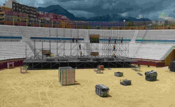 Benidorm &middot; Avanzan los trabajos de montaje del concierto de Melendi en la Plaza de Toros 