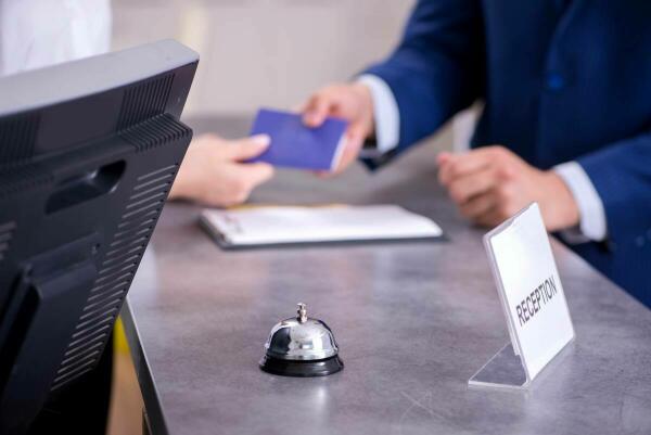 El 'gran hermano' que impone el Gobierno a los hoteles bloquea el inicio de la temporada.
