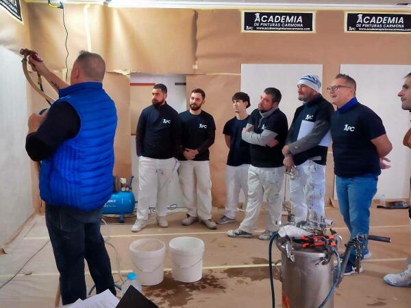 La Academia de Pinturas Carmona realiza su primer curso presencial