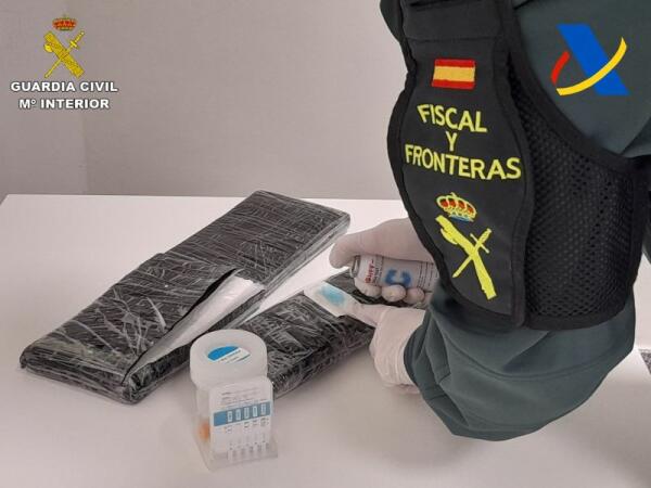 La Guardia Civil detiene a una persona que trataba de introducir cocaína con el “método Rush”  