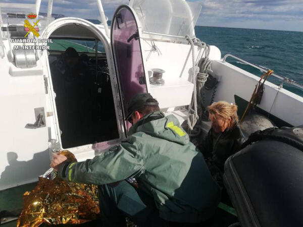 La Guardia Civil rescata en el mar a una surfista que se había alejado de la costa