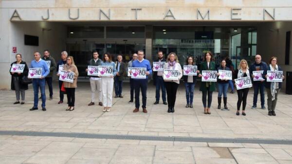 Benidorm muestra su repulsa ante un nuevo caso de violencia de género, que deja 40 víctimas en lo que va de año