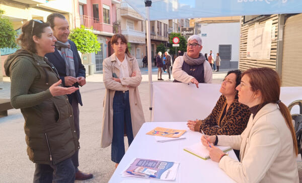 La S&iacute;ndic de Barri Marisa Mingot se re&uacute;ne con los vecinos en el Mercat Municipal