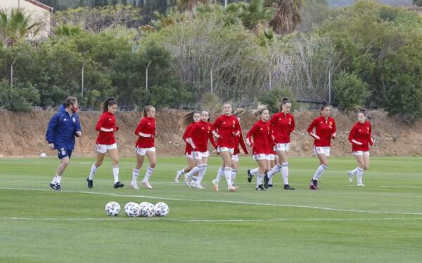 La selección española femenina Sub-19 realiza unas jornadas de entrenamiento en l’Alfàs del Pi 