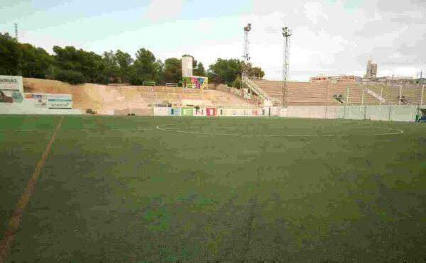 El campo de c&eacute;sped artificial de la Ciudad Deportiva Guillermo Amor vuelve a estar operativo