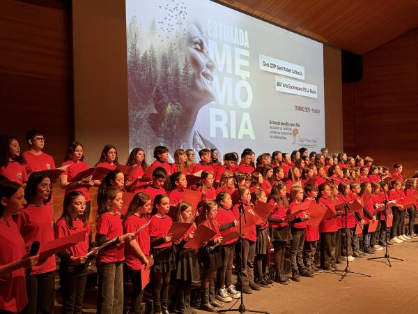 “Estimada Memòria” hizo cantar a personas con Alzheimer junto a coros escolares