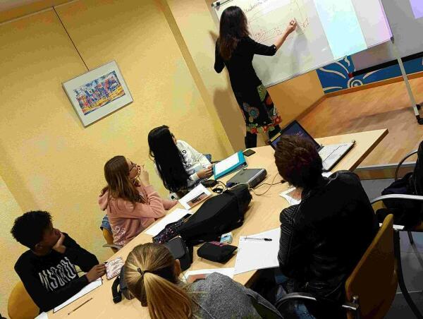 Benidorm &middot; Decenas de comerciantes participan en talleres de escaparatismo, interiorismo y redes sociales