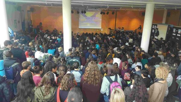 M&aacute;s de 500 escolares abarrotan el Centre Juvenil  en la jornada final de &ldquo;Qui Som, IES La Nuc&iacute;a&rdquo;