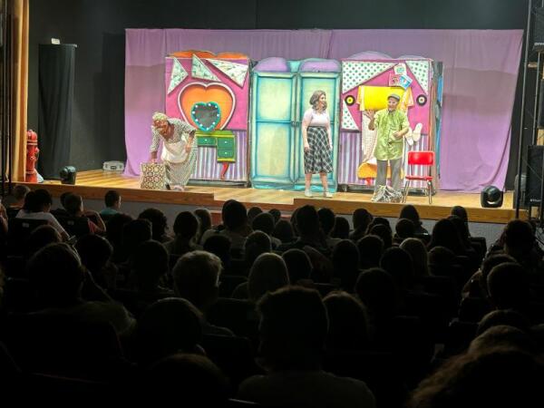 Escolares de primaria asisten a “El Sindicat” a presenciar teatro en inglés 