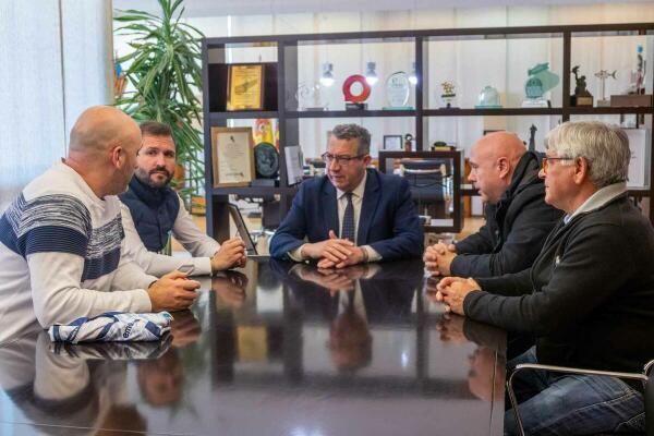 La directiva del Club Voleibol Playas de Benidorm se reúne con el alcalde y el concejal de Deportes