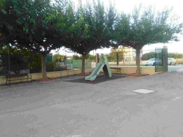 Parques y Jardines ultima la puesta a punto de los patios de los centros escolares  