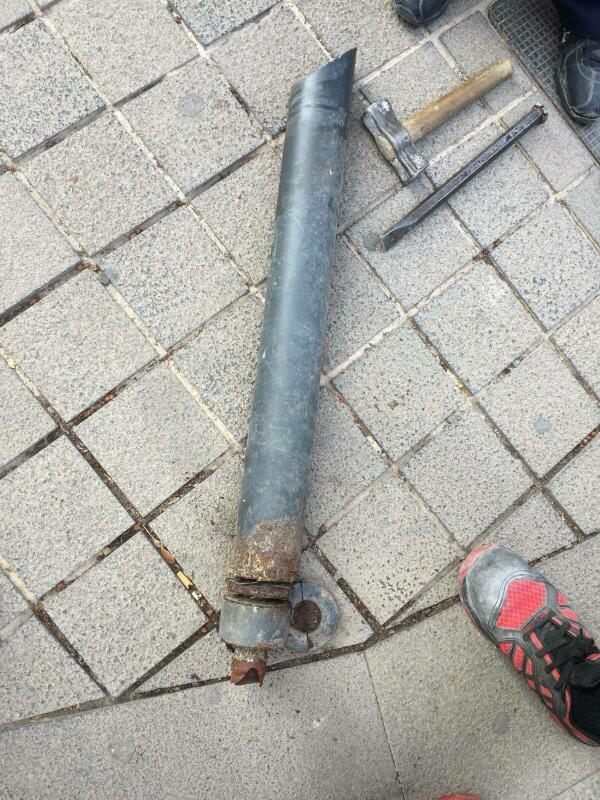 La Vila &middot; Servicios t&eacute;cnicos retira m&aacute;s de 100 bolardos deteriorados por el or&iacute;n de perro