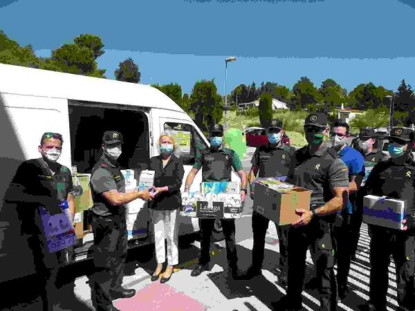 La Guardia Civil de Altea dona 3,5 toneladas  al Programa de Alimentos de La Nuc&iacute;a.