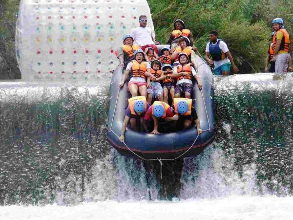 La Concejal&iacute;a de Juventud de Finestrat organiza una jornada de aventura en el r&iacute;o segura con rafting y roller ball