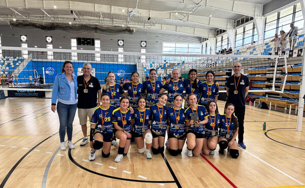 Las jugadoras alteanas del equipo infantil femenino de voleibol subcampeonas de la MVC