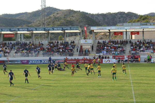 Más de 1000 aficionados llenan el campo de rugby El Pantà en la primera jornada del campeonato La Vila International Rugby Cup 