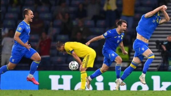 Un gol en el descuento de la prórroga mete a Ucrania en cuartos de final |1-2