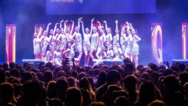 Miles de peñistas disfrutan en el Julio Iglesias con el Concurso de Playbacks