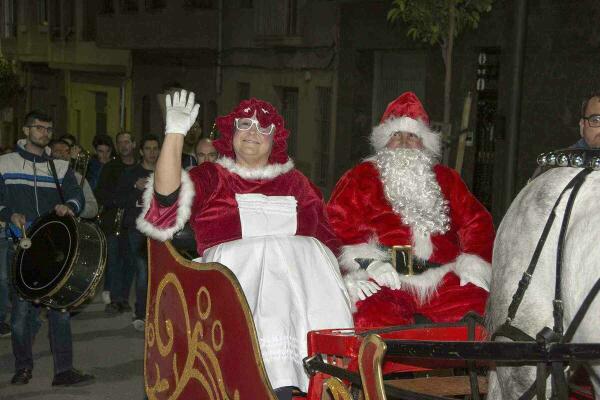 Pap&aacute; Noel recorri&oacute; las calles de Callosa d&rsquo;en Sarri&agrave; cargado de regalos