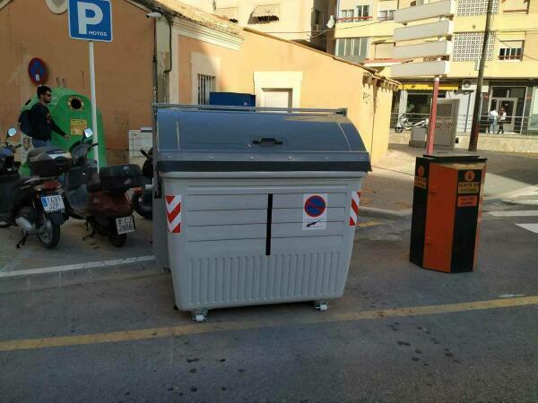 La Vila Joiosa instala 40 nuevos contenedores metálicos para depositar residuos sólidos urbanos 