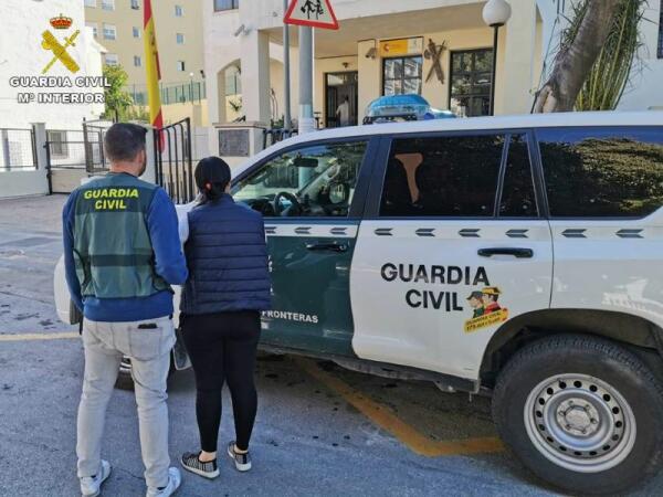 La Guardia Civil detiene en Calpe a una mujer reclamada que estaba especializada en el método abrazo 