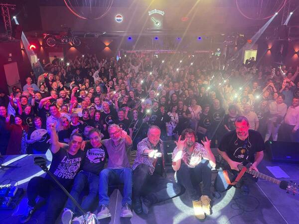 Arrolladora noche de música y sentimiento en Roger's Temple con Planeta Emocional, tributo a El Último de la Fila y Manolo García.