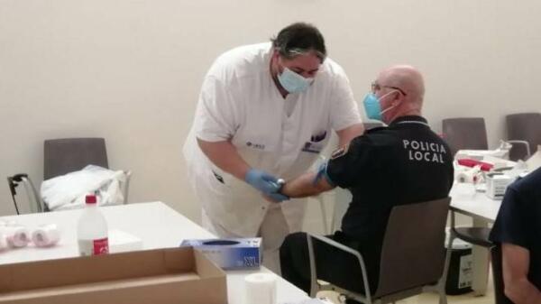 Primer contagio por Coronavirus de un Polic&iacute;a Nacional tras contacto con un inmigrante llegado en patera a Almer&iacute;a