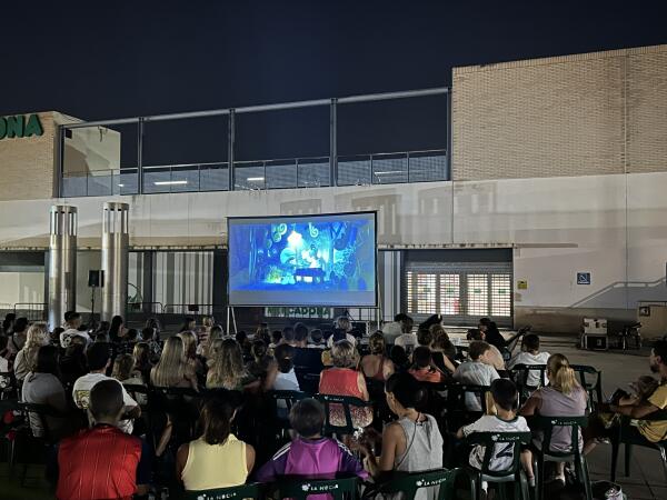  La pel&iacute;cula &ldquo;Pitufos&rdquo; llen&oacute; la plaza del Sol anoche