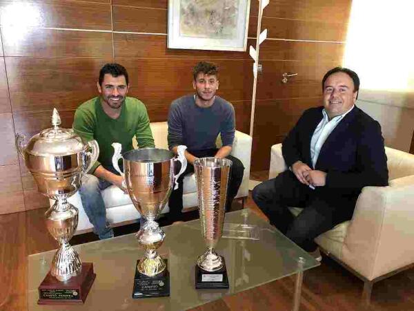 El alcalde recibe al joven pilotari de Finestrat y campeón de la Copa de Europa de Llargues Rafa Ferrer