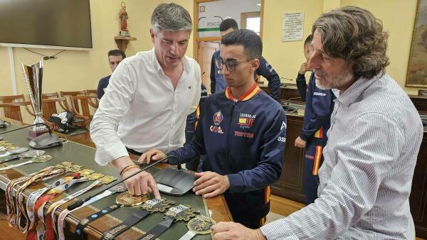 El Alcalde Marcos Zaragoza recepciona los deportistas campeones de España y de Europa de taekwondo y del mundo en kickboxing