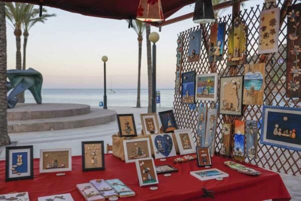 Ya se ha instalado la Feria de Artesanía en la playa Racó de l’Albir