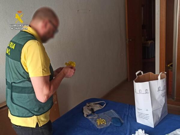 La Guardia Civil detiene a una persona que traficaba con cocaína en el municipio de Almoradí 