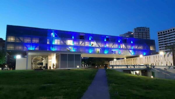 El Ayuntamiento de Benidorm, en el D&iacute;a Mundial de la Enfermer&iacute;a, ilumin&oacute; de azul su fachada.