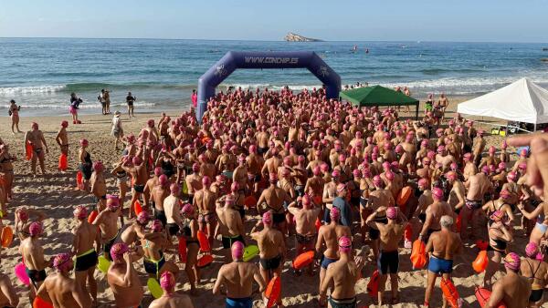 Cuatrocientos nadadores recorren la playa de Levante de Benidorm en la travesía a nado más rockera